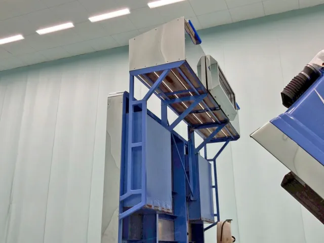 シートデッキ 及び プロテクター側面にステンレスが張られています。|三菱 スーパーグレート 2PG-FV74HZの写真16