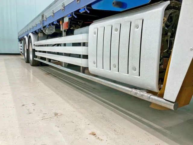 サイドバンパーはアルミ製、下段はステンレス製です。|三菱 スーパーグレート 2PG-FV74HZの写真18