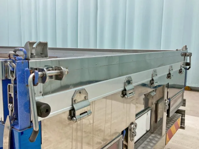 リヤアオリ上部にステンレスが張られています。|三菱 スーパーグレート 2PG-FV74HZの写真21