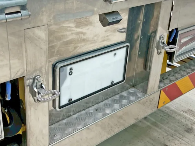 ナンバー左右に格納式のステップが付いています。|三菱 スーパーグレート 2PG-FV74HZの写真22