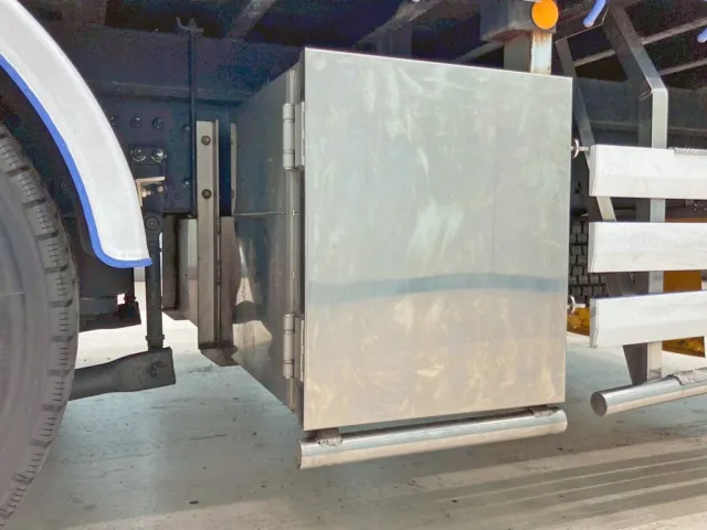 ボディー後方にりん木入れが付いています。|三菱 スーパーグレート 2PG-FV74HZの写真23