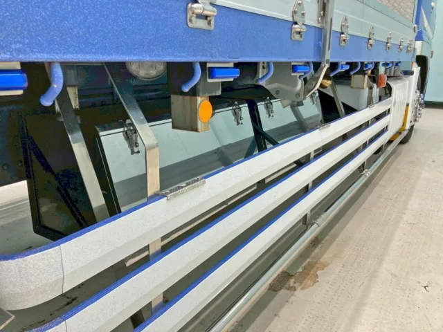 ボディー運転席側中央部にステンレス製の工具箱が2つ付いています。|三菱 スーパーグレート 2PG-FV74HZの写真24