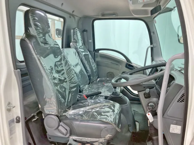 乗車定員は3名です。(ベッドレスキャビンです)|いすゞ フォワード TKG-FRR90S1(2WD)の写真7