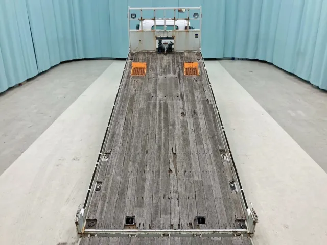 床は板張りです。|いすゞ フォワード TKG-FRR90S1(2WD)の写真9