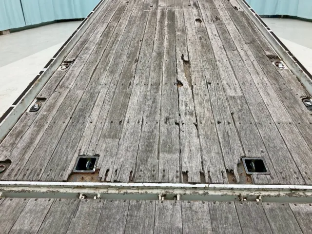 床板後方に割れ箇所があります。|いすゞ フォワード TKG-FRR90S1(2WD)の写真10