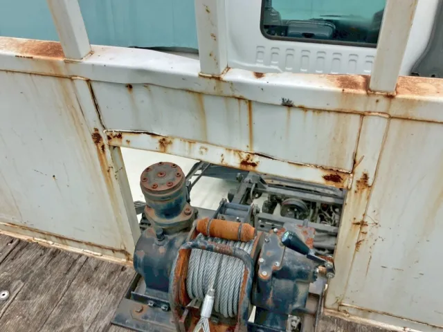 ウインチ上部に歪み・ヘコミがあります。|いすゞ フォワード TKG-FRR90S1(2WD)の写真12