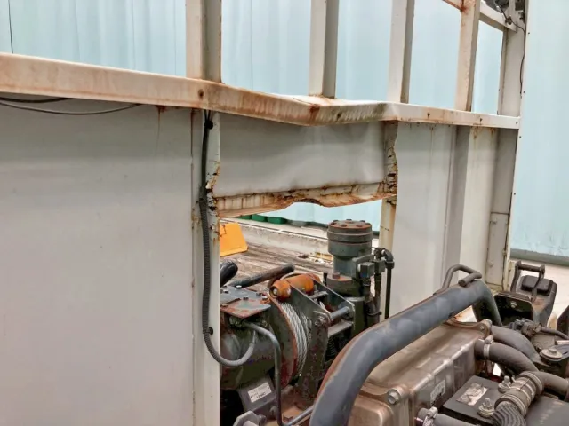 ウインチ上部に歪み・ヘコミがあります。|いすゞ フォワード TKG-FRR90S1(2WD)の写真13