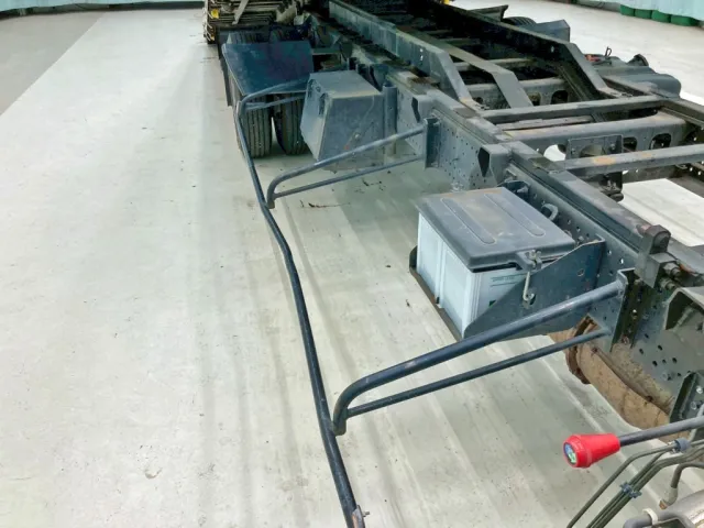 運転席側サイドバンパーに曲がりがあります。|いすゞ フォワード TKG-FRR90S1(2WD)の写真16