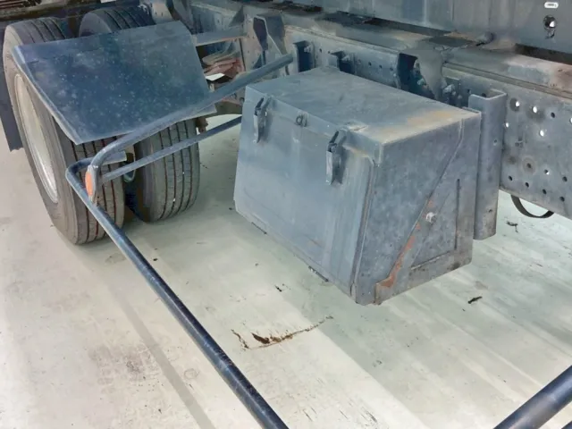 ボディー運転席側中央部に工具箱が付いています。|いすゞ フォワード TKG-FRR90S1(2WD)の写真17