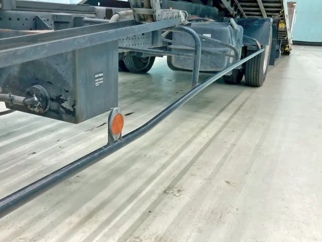 助手席側サイドバンパーに曲がりがあります。|いすゞ フォワード TKG-FRR90S1(2WD)の写真18