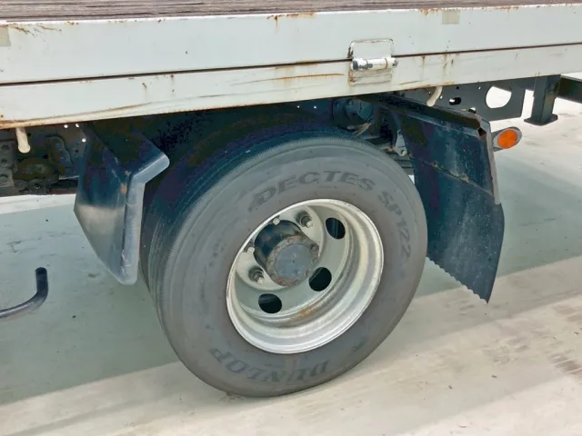 助手席側リヤフェンダーに曲がりがあります。|いすゞ フォワード TKG-FRR90S1(2WD)の写真21