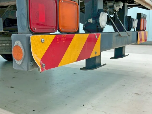 助手席側反射板に曲がりがあります。|いすゞ フォワード TKG-FRR90S1(2WD)の写真29