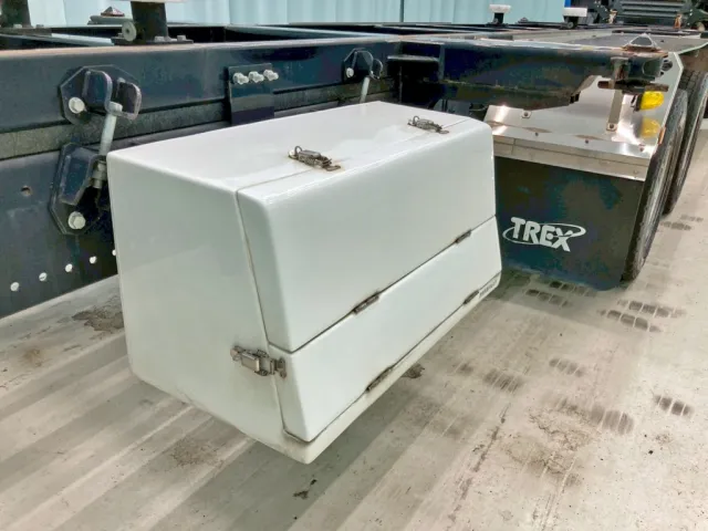 運転席側後方に工具箱が付いています。|日野 プロフィア 2DG-FW1AHJの写真16