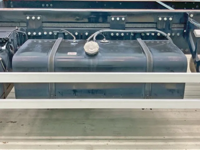 燃料タンクは300Lです。|日野 プロフィア 2DG-FW1AHJの写真28