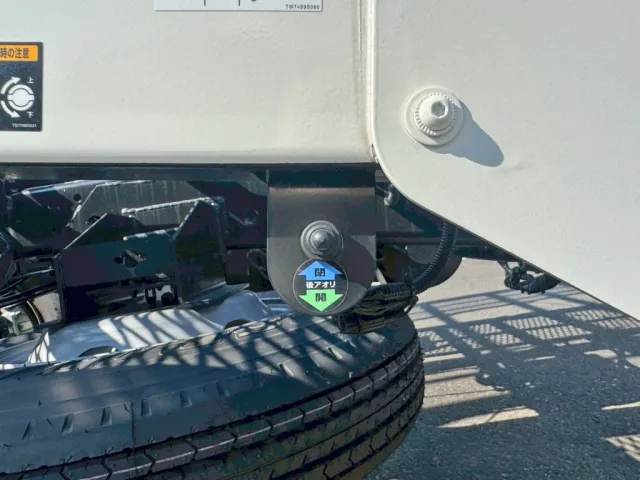 歩みの昇降スイッチです。|日野 デュトロ 2KG-XZU720M(2WD)の写真17