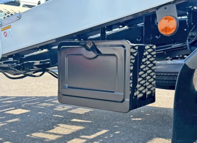 ボディー運転席側後方に工具箱が付いています。|日野 デュトロ 2KG-XZU720M(2WD)の写真19