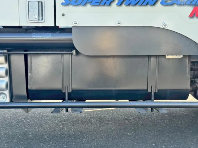 燃料タンクは100Lです。|日野 デュトロ 2KG-XZU720M(2WD)の写真21