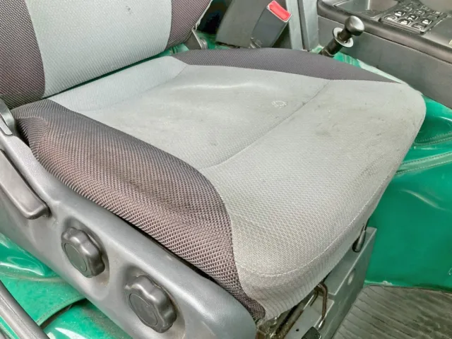 運転席座面にヘタリがあります。|三菱 スーパーグレート QDG-FV50VJRの写真9