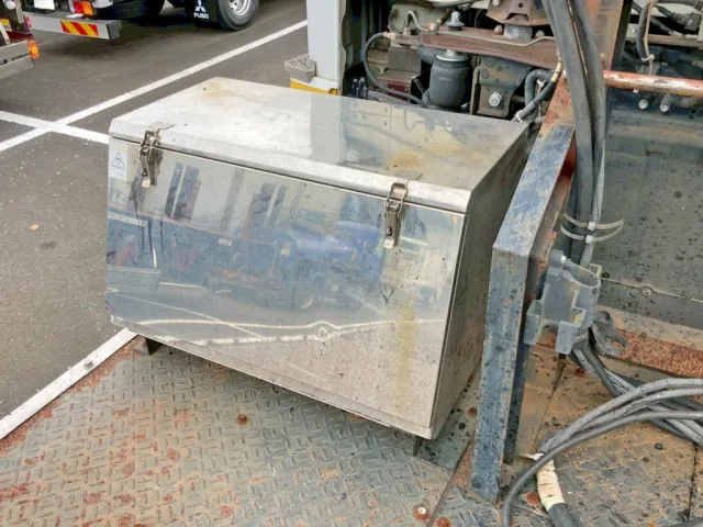 踊り場前方助手席側にステンレス製の工具箱が付いています。|三菱 スーパーグレート QDG-FV50VJRの写真14