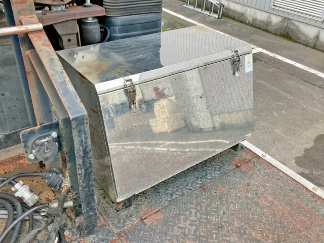 踊り場前方運転席側にステンレス製の工具箱が付いています。|三菱 スーパーグレート QDG-FV50VJRの写真15