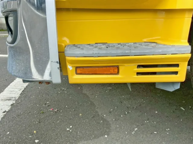 助手席側ステップカバーにキズがあります。|三菱 スーパーグレート QDG-FV50VJRの写真22