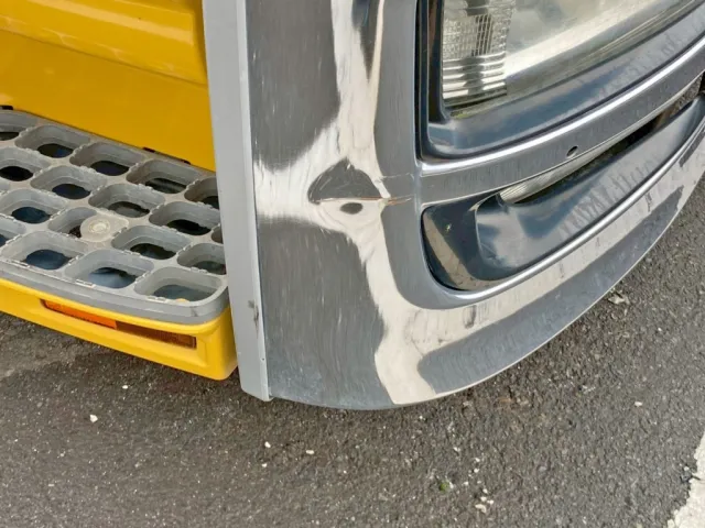 フロントバンパー運転席側にヘコミがあります。|三菱 スーパーグレート QDG-FV50VJRの写真23