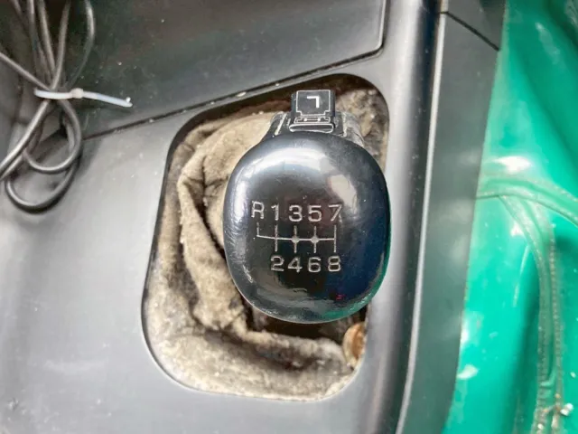 Low ⇔ High切り替えスイッチ付きのマニュアル16速です。|三菱 スーパーグレート QDG-FV50VJRの写真26