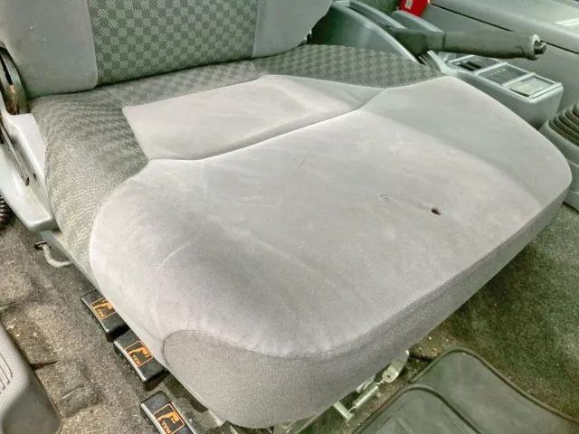 運転席座面にヘタリ・穴あきがあります。|いすゞ フォワード 2RG-FRR90T2(2WD)の写真8