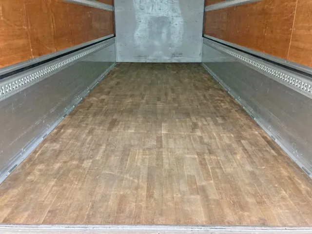 床は板張りです。|いすゞ フォワード 2RG-FRR90T2(2WD)の写真11