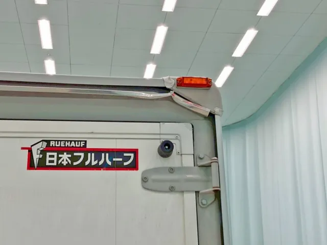 雨どい運転席側にヘコミがあります。|いすゞ フォワード 2RG-FRR90T2(2WD)の写真13