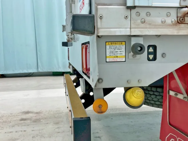 リヤレール運転席側に曲がりがあります。|いすゞ フォワード 2RG-FRR90T2(2WD)の写真15