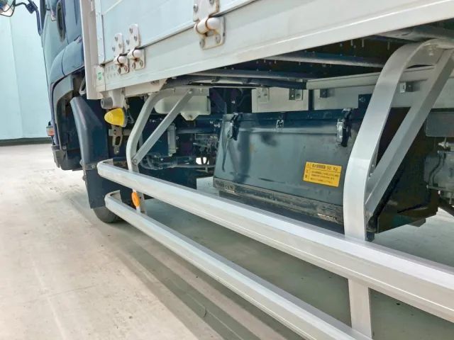 ボディー助手席側前方に工具箱が付いています。|いすゞ フォワード 2RG-FRR90T2(2WD)の写真16