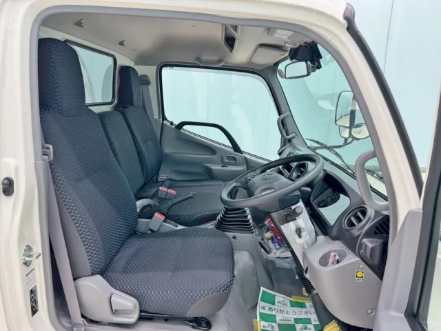 乗車定員は3名です。|日野 デュトロ 2KG-XZU600E(2WD)の写真7
