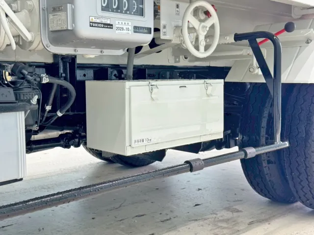 助手席側に工具箱が付いています。|日野 デュトロ 2KG-XZU600E(2WD)の写真21