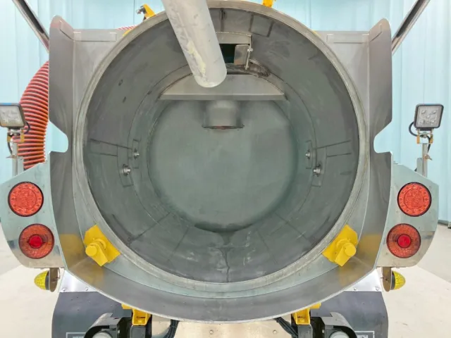 タンク内部の状態です。|いすゞ フォワード 2RG-FRR90S2(2WD)の写真10