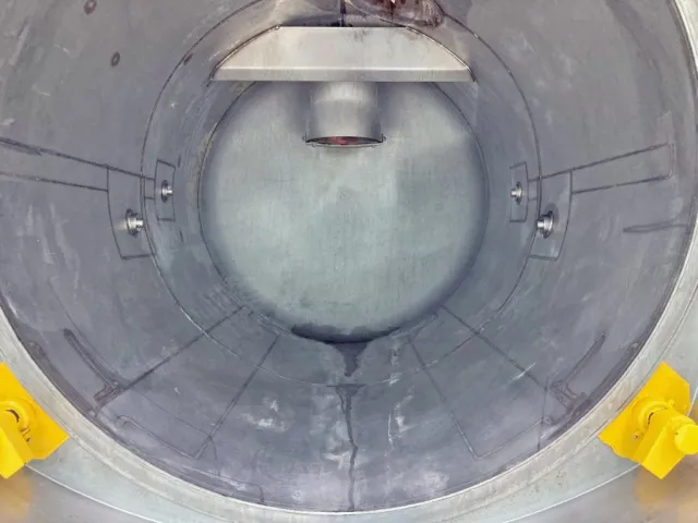 タンク前鑑・胴巻きはステンレス製です。|いすゞ フォワード 2RG-FRR90S2(2WD)の写真11