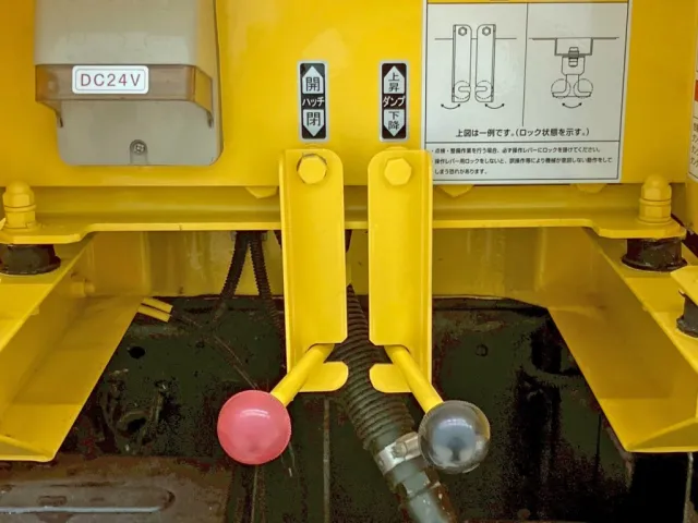 ハッチの開閉・ダンプアップの操作レバーです。|いすゞ フォワード 2RG-FRR90S2(2WD)の写真24