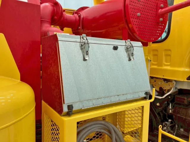 運転席側にステンレス製の工具箱が付いています。|いすゞ フォワード 2RG-FRR90S2(2WD)の写真29