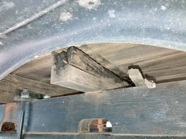 2軸目上部の横ネタに割れ 及び 縦ネタと横ネタの結合ボルトに緩みがあります。|日野 レンジャー SDG-FC9JKAP(2WD)の写真7