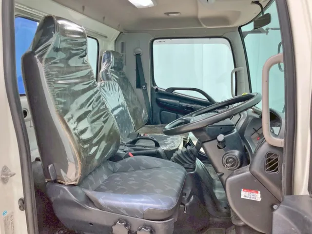 乗車定員は3名です。(ベッドレスキャビンです)|日野 レンジャー SDG-FC9JKAP(2WD)の写真8