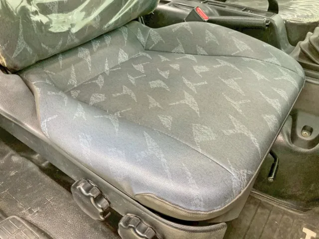 運転席座面にヘタリがあります。|日野 レンジャー SDG-FC9JKAP(2WD)の写真9