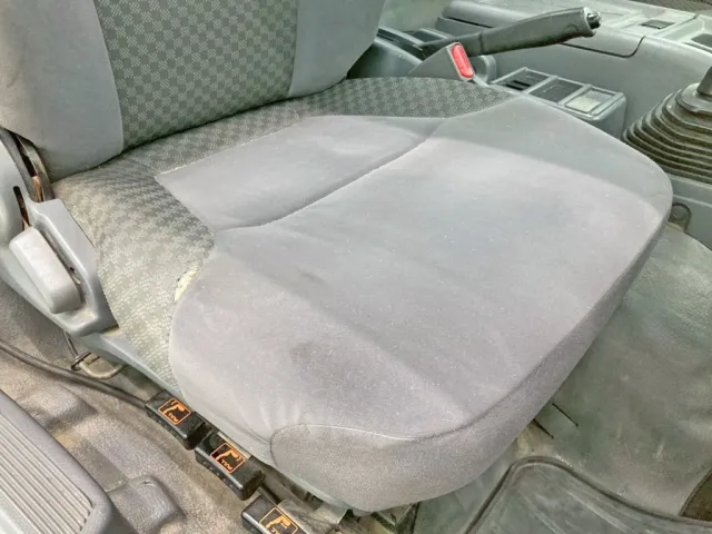 運転席座面にヘタリ・破れがあります。|いすゞ フォワード TKG-FRR90S2(2WD)の写真8