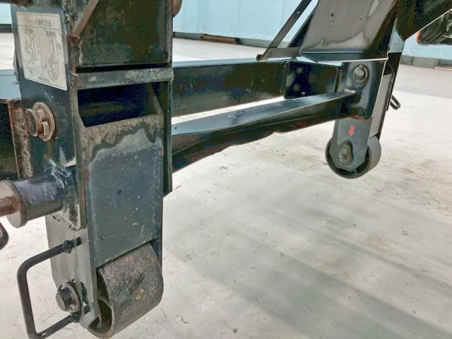 ジャッキ間のステーに曲がりがあります。|いすゞ フォワード TKG-FRR90S2(2WD)の写真13