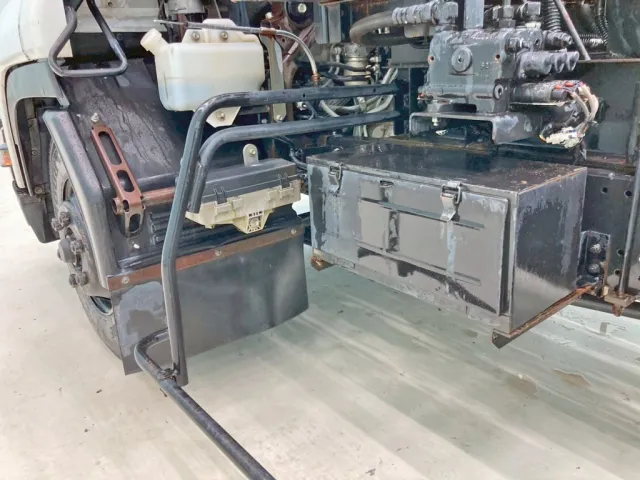 助手席側に工具箱が付いています。|いすゞ フォワード TKG-FRR90S2(2WD)の写真15