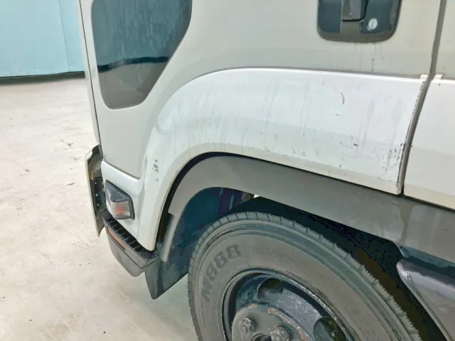 助手席側フロントフェンダーにキズがあります。|いすゞ フォワード TKG-FRR90S2(2WD)の写真16