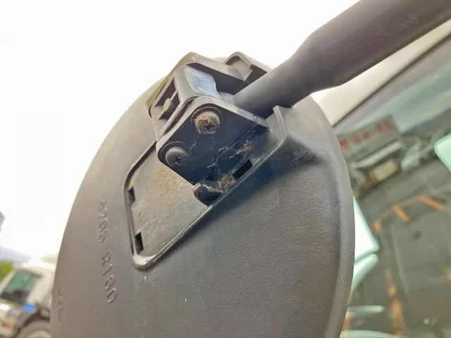 フロントアンダーミラー取付部に割れがあります。|いすゞ フォワード TKG-FRR90S2(2WD)の写真18