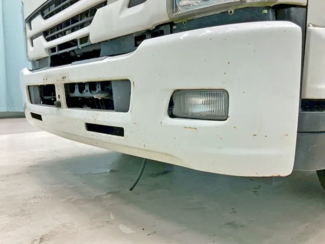 フロントバンパーの所々にキズがあります。(助手席側)|いすゞ フォワード TKG-FRR90S2(2WD)の写真19