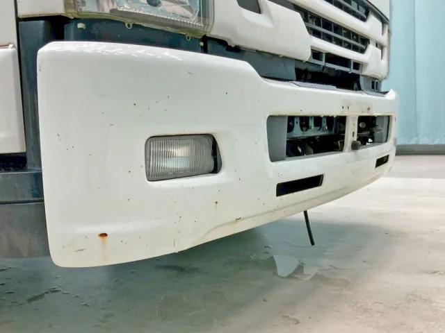 フロントバンパーの所々にキズがあります。(運転席側)|いすゞ フォワード TKG-FRR90S2(2WD)の写真20