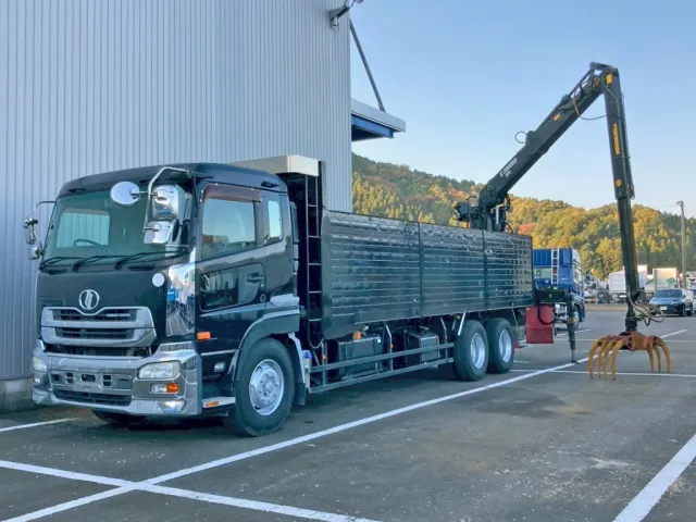 フロント周り、メッキパーツで飾っています。|UDトラックス クオン PKG-CW4ZLの写真1