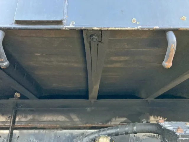 助手席側作動油タンク上部の横ネタに割れがあります。|UDトラックス クオン PKG-CW4ZLの写真7